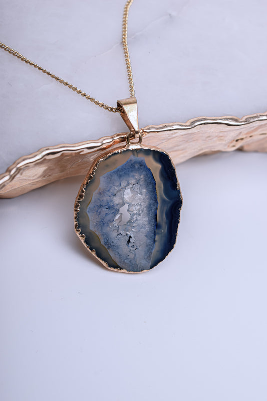 Agate pendant in vivid blue shades with crystal formations